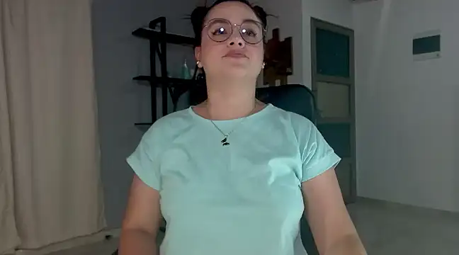 Snapshot of maela1 chatting on 12/20/24, 04:20 maela1 online show from 12/20/24, 04:20