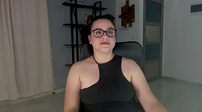 Snapshot of maela1 chatting on 12/21/24, 01:15 maela1 online show from 12/21/24, 01:15