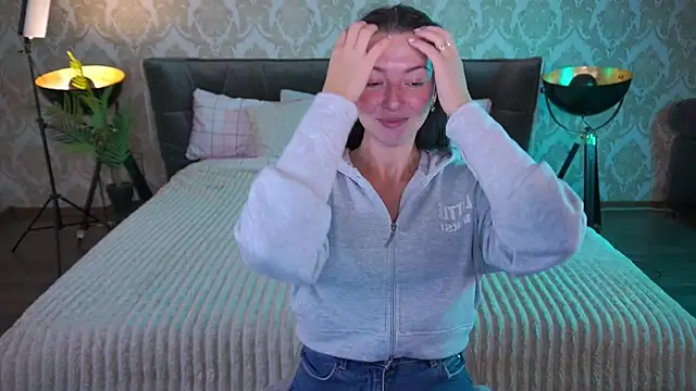 EmilyHalls online show from 09/12/25, 06:02