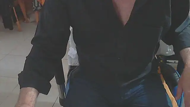 Snapshot of angelgarcia269 chatting on 10/24/25, 12:01 angelgarcia269 online show from 10/24/25, 12:01