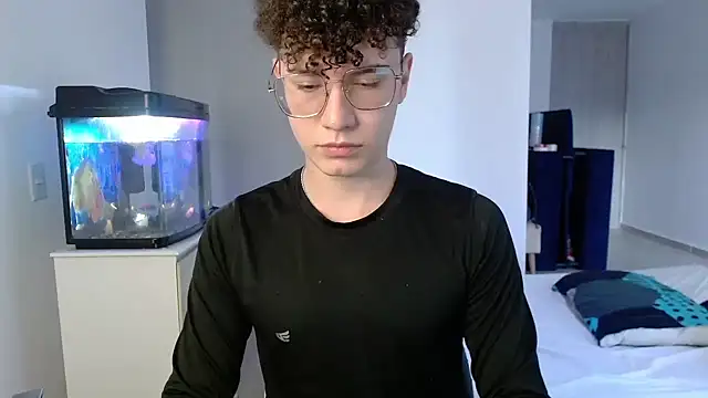 Snapshot of adrian_morelly chatting on 10/25/25, 10:26 adrian morelly online show from 10/25/25, 10:26