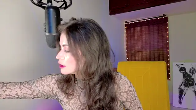 Snapshot of Emma__Blanco chatting on 10/02/25, 04:47 Emma  Blanco online show from 10/02/25, 04:47