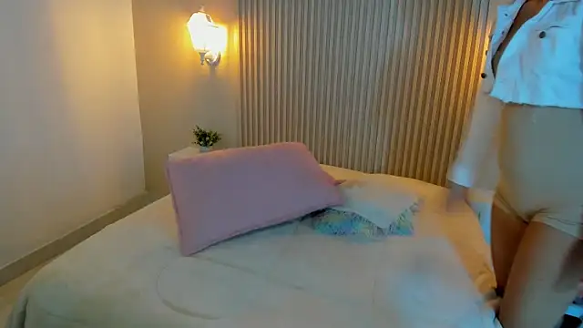 EmilyEvans7 online show from 11/16/25, 04:56