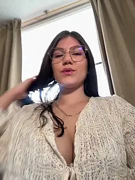 Snapshot of AmelieLaurent_ chatting on 11/12/25, 03:01 AmelieLaurent online show from 11/12/25, 03:01