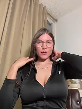 Snapshot of AmelieLaurent_ chatting on 11/21/25, 04:00 AmelieLaurent online show from 11/21/25, 04:00