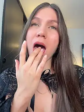 Snapshot of AmelieLaurent_ chatting on 04/15/26, 10:10 AmelieLaurent online show from 04/15/26, 10:10