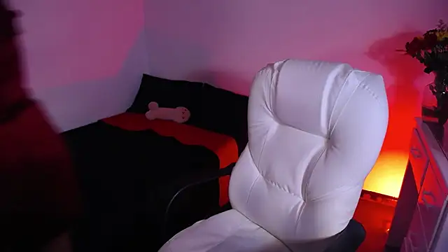 Snapshot of bad_scarlett1 chatting on 10/10/25, 10:20 bad scarlett1 online show from 10/10/25, 10:20