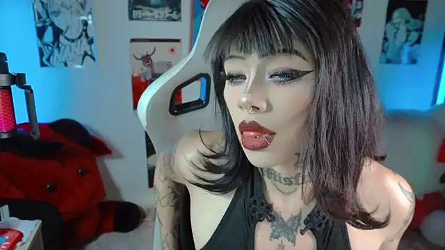 Snapshot of Deadly_Doll chatting on 09/18/25, 10:34 Deadly Doll online show from 09/18/25, 10:34