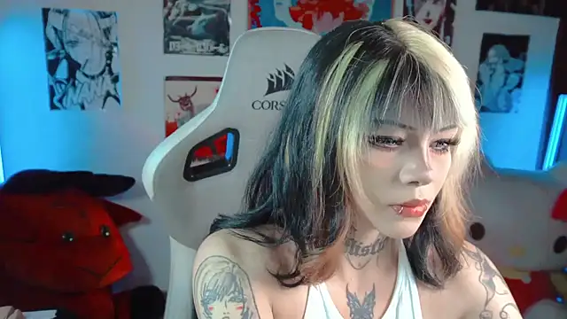 Snapshot of Deadly_Doll chatting on 10/10/25, 10:53 Deadly Doll online show from 10/10/25, 10:53