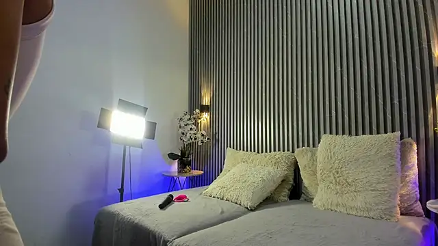 Snapshot of SHANONCLARK chatting on 10/17/25, 07:05 SHANONCLARK online show from 10/17/25, 07:05