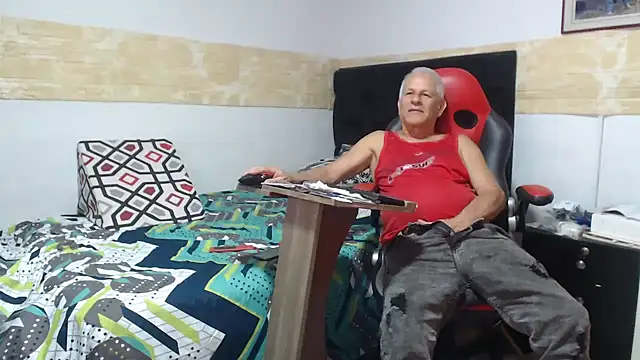 Snapshot of VALENTINO1983_ chatting on 11/06/25, 05:30 VALENTINO1983 online show from 11/06/25, 05:30