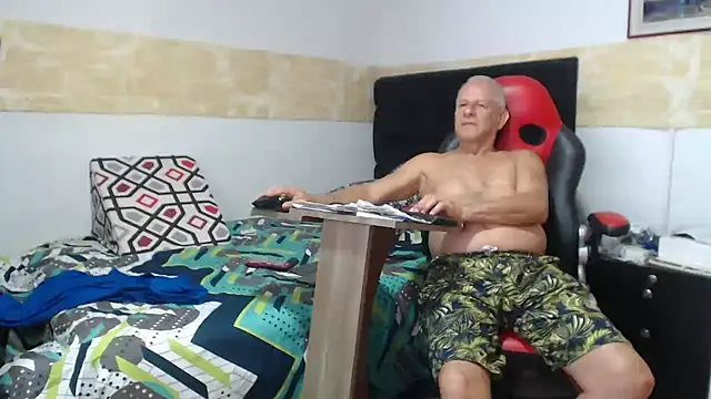 Snapshot of VALENTINO1983_ chatting on 11/06/25, 05:36 VALENTINO1983 online show from 11/06/25, 05:36