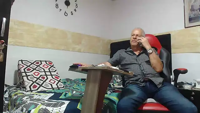 Snapshot of VALENTINO1983_ chatting on 11/13/25, 11:03 VALENTINO1983 online show from 11/13/25, 11:03