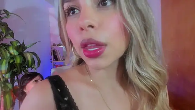Snapshot of crisbell_lopez chatting on 08/08/26, 12:35 crisbell lopez online show from 08/08/26, 12:35