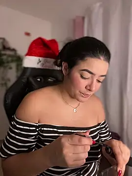 Snapshot of Lia_flowers chatting on 12/27/24, 01:32 Lia flowers online show from 12/27/24, 01:32