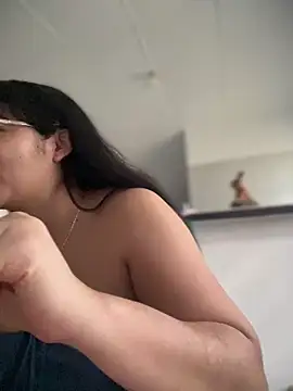 Lia flowers online show from 10/25/25, 10:04