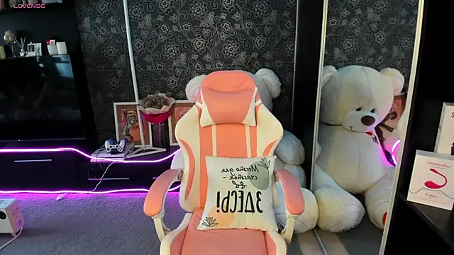 Snapshot of Queen_baby chatting on 09/21/25, 06:26 Queen baby online show from 09/21/25, 06:26