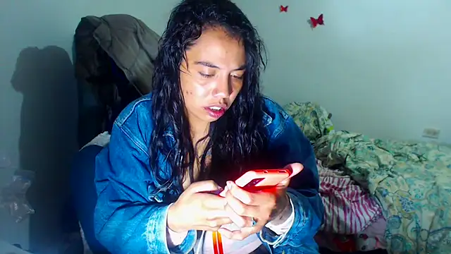 Snapshot of AmaraRoberts420 chatting on 11/28/25, 02:03 AmaraRoberts420 online show from 11/28/25, 02:03