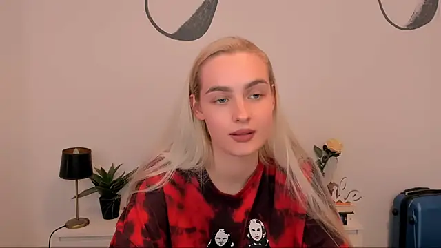 Snapshot of OliviaKisss chatting on 10/03/25, 08:28 OliviaKisss online show from 10/03/25, 08:28