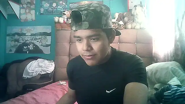 Snapshot of Valesh20 chatting on 11/24/25, 08:19 Valesh20 online show from 11/24/25, 08:19