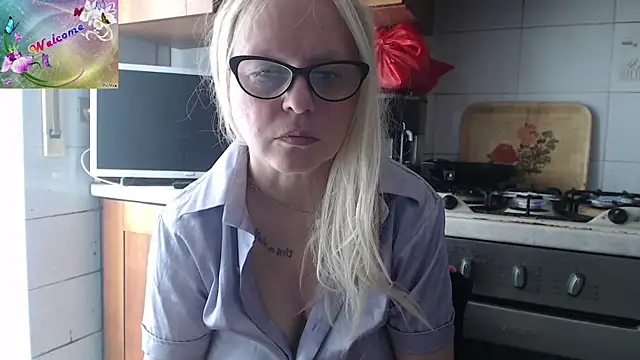 Snapshot of martachatte chatting on 11/02/25, 09:44 martachatte online show from 11/02/25, 09:44