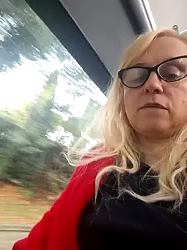 Snapshot of martachatte chatting on 11/18/25, 10:31 martachatte online show from 11/18/25, 10:31