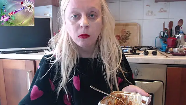 Snapshot of martachatte chatting on 11/25/25, 10:48 martachatte online show from 11/25/25, 10:48