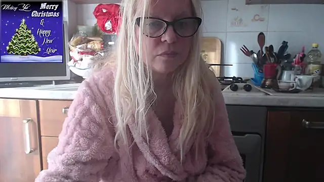 Snapshot of martachatte chatting on 12/14/25, 10:42 martachatte online show from 12/14/25, 10:42