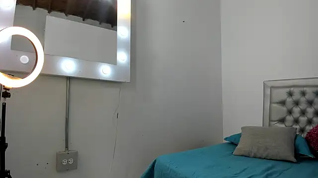 Snapshot of SEXXYLATINCOUPLE1 chatting on 11/06/25, 10:05 SEXXYLATINCOUPLE1 online show from 11/06/25, 10:05