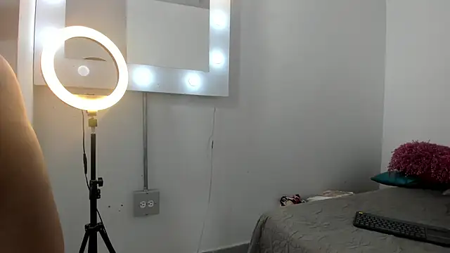 Snapshot of SEXXYLATINCOUPLE1 chatting on 11/29/25, 10:18 SEXXYLATINCOUPLE1 online show from 11/29/25, 10:18