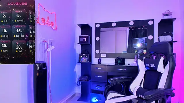 Snapshot of miss_kitty chatting on 12/15/24, 11:20 miss kitty online show from 12/15/24, 11:20