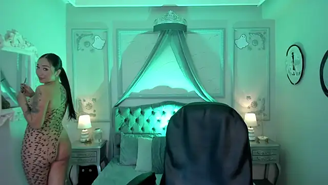 Snapshot of maggietime chatting on 10/21/25, 02:40 maggietime online show from 10/21/25, 02:40