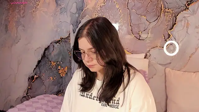 Snapshot of Mey_moon chatting on 02/22/26, 04:24 Mey moon online show from 02/22/26, 04:24