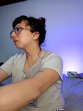 Snapshot of Piafisher1 chatting on 10/31/25, 01:17 Piafisher1 online show from 10/31/25, 01:17