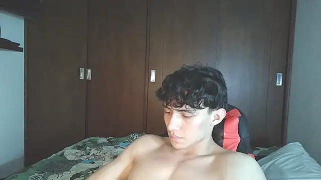 Snapshot of aresholland chatting on 10/12/25, 02:43 aresholland online show from 10/12/25, 02:43