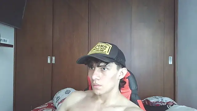 Snapshot of aresholland chatting on 11/04/25, 06:40 aresholland online show from 11/04/25, 06:40