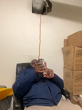 Snapshot of africandickxxl chatting on 11/17/25, 03:40 africandickxxl online show from 11/17/25, 03:40