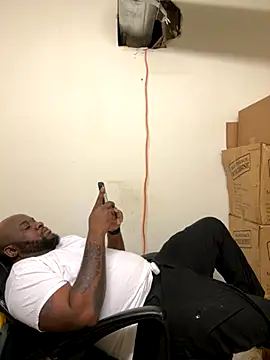 Snapshot of africandickxxl chatting on 11/25/25, 01:22 africandickxxl online show from 11/25/25, 01:22