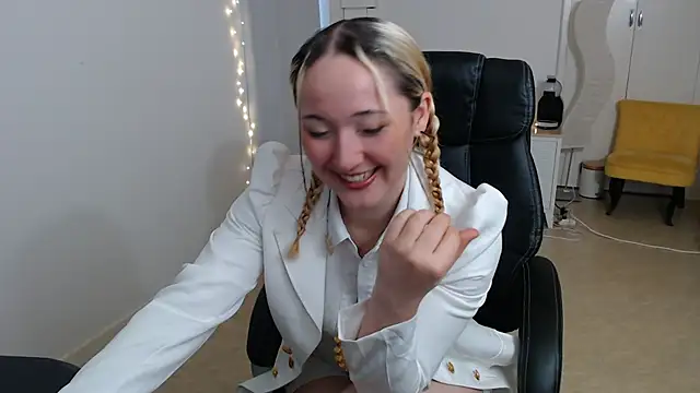 Crystal-dreamt online show from 10/04/25, 08:56