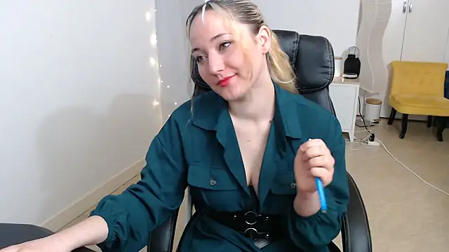 Crystal-dreamt online show from 10/13/25, 08:14