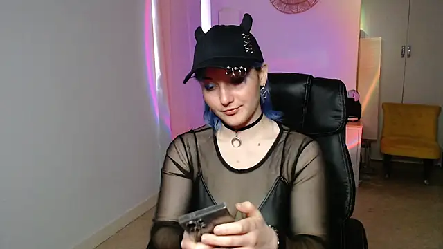 Snapshot of Crystal-dreamt chatting on 11/05/25, 01:22 Crystal-dreamt online show from 11/05/25, 01:22