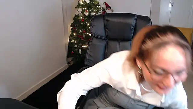 Snapshot of Crystal-dreamt chatting on 11/14/25, 09:19 Crystal-dreamt online show from 11/14/25, 09:19