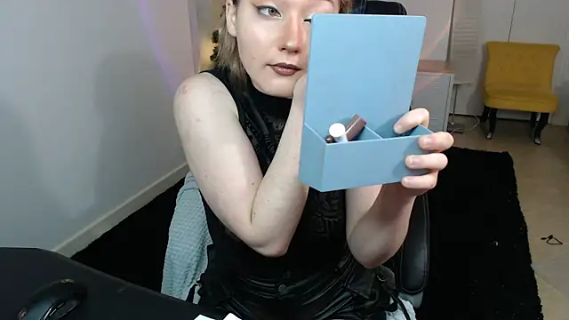 Snapshot of Crystal-dreamt chatting on 12/03/25, 10:02 Crystal-dreamt online show from 12/03/25, 10:02