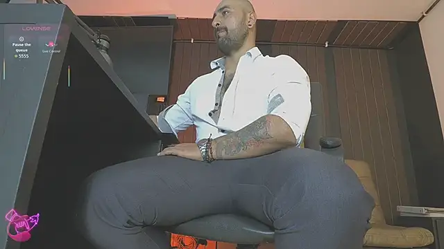 Snapshot of Leon_1234 chatting on 04/30/26, 10:25 Leon 1234 online show from 04/30/26, 10:25