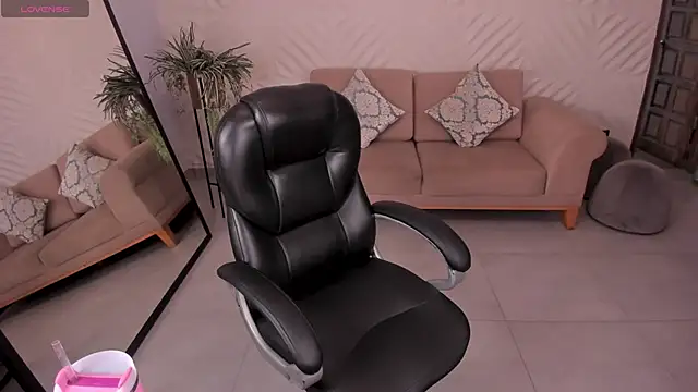 Snapshot of MileyCruz_ chatting on 11/25/25, 07:47 MileyCruz online show from 11/25/25, 07:47