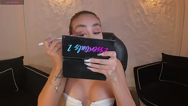 Snapshot of DannaCruz chatting on 11/23/25, 05:46 DannaCruz online show from 11/23/25, 05:46