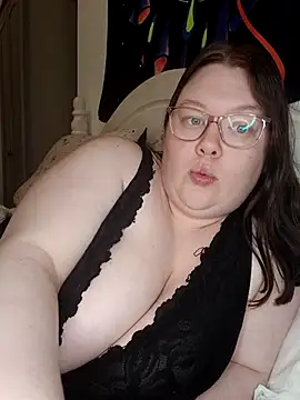 Snapshot of Sexycurvyemilyy chatting on 04/18/26, 10:43 Sexycurvyemilyy online show from 04/18/26, 10:43