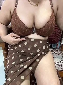 Snapshot of Sexybomb33 chatting on 11/12/25, 08:19 Sexybomb33 online show from 11/12/25, 08:19