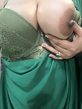 Snapshot of Sexybomb33 chatting on 11/29/25, 08:56 Sexybomb33 online show from 11/29/25, 08:56