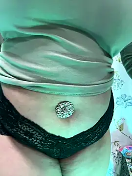 Snapshot of Sexybomb33 chatting on 12/19/25, 08:27 Sexybomb33 online show from 12/19/25, 08:27